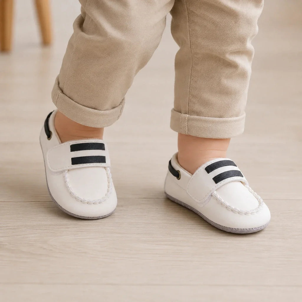 Mocassin Bébé Blanc Souples En Simili-Cuir - porté