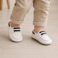 Mocassin Bébé Blanc Souples En Simili-Cuir - porté