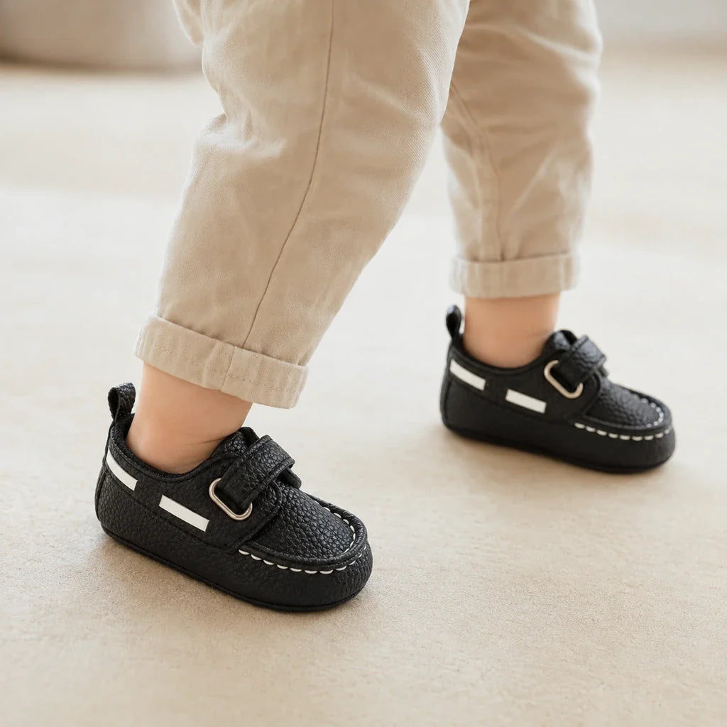 Mocassin Bébé De Premier Pas En Simili-Cuir Noir - porté