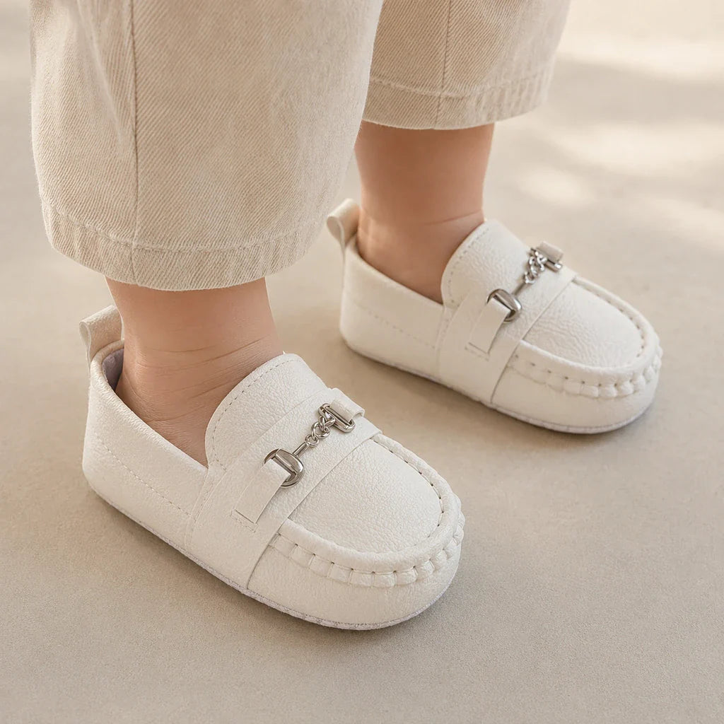 Mocassin Bébé Garçon Blanc Premiers Pas Similicuir - porté