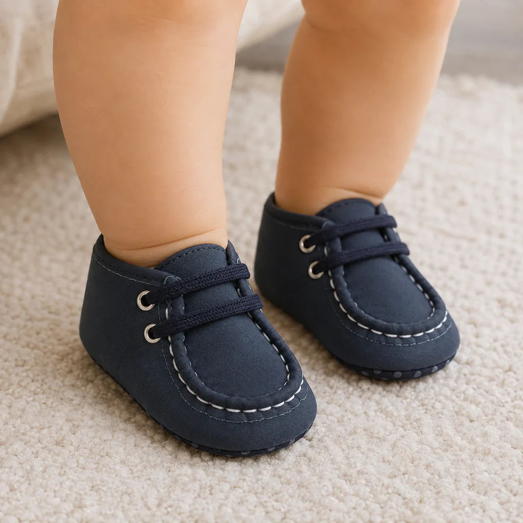 Mocassin Bébé Garçon Bleu Marine À Lacets - porté