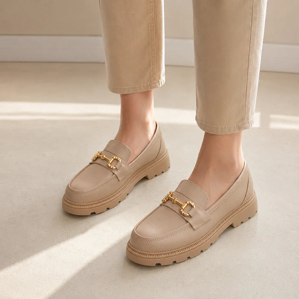 Mocassin Beige À Boucle Dorée - porté