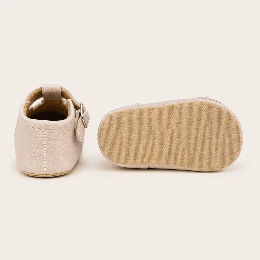Mocassin Beige Bébé Charles IX Bords Festonnés - porté