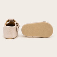 Mocassin Beige Bébé Charles IX Bords Festonnés - porté