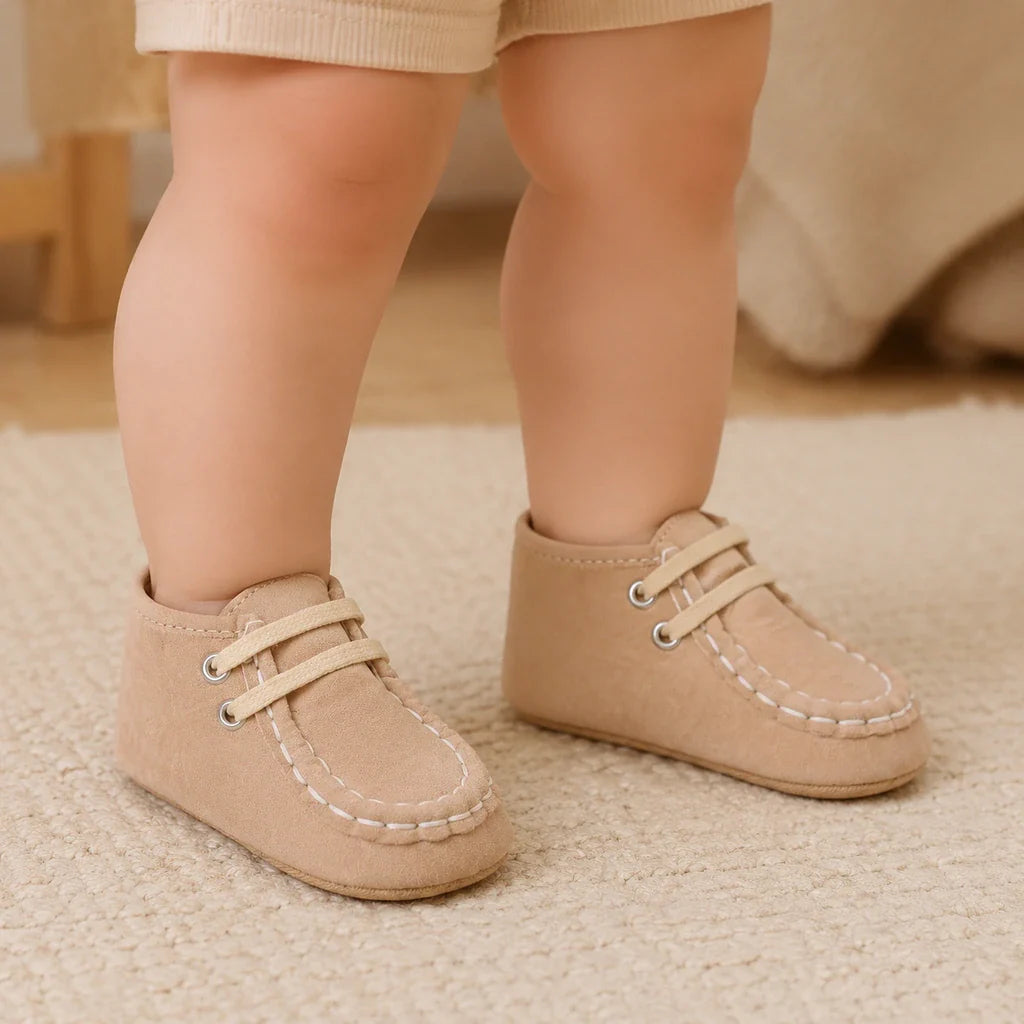 Mocassin En Daim Beige Coutures Blanches Pour Bébé - porté