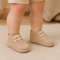 Mocassin En Daim Beige Coutures Blanches Pour Bébé - porté