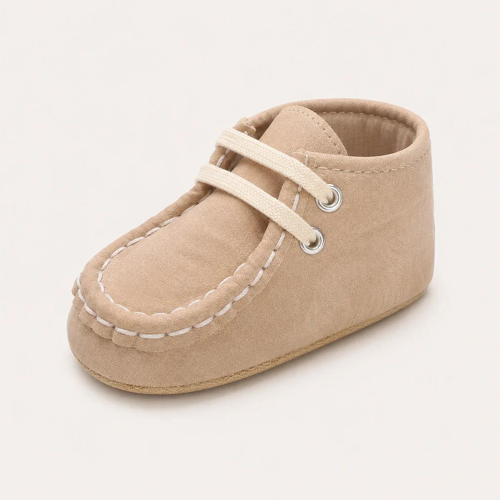 Mocassin En Daim Beige Coutures Blanches Pour Bébé - vue 3/4