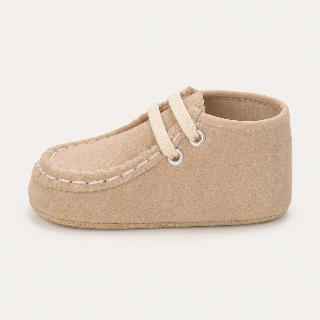 Mocassin En Daim Beige Coutures Blanches Pour Bébé - vue de côté