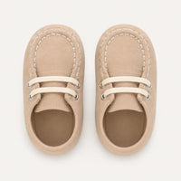Mocassin En Daim Beige Coutures Blanches Pour Bébé - vue du dessus