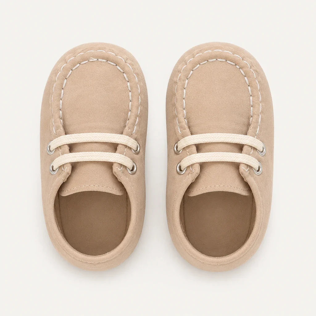 Mocassin En Daim Beige Coutures Blanches Pour Bébé - vue du dessus