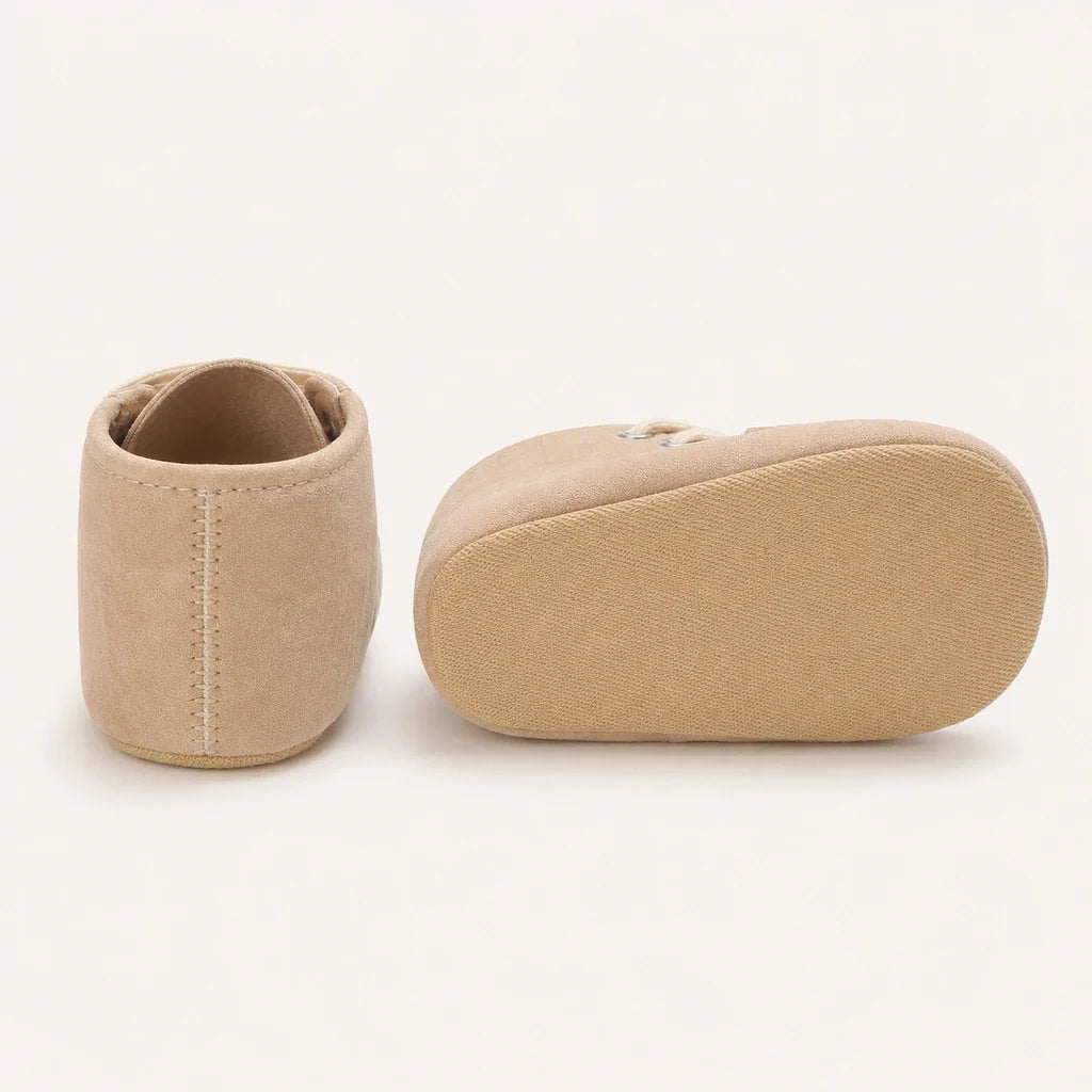 Mocassin En Daim Beige Coutures Blanches Pour Bébé - vue de la semelle
