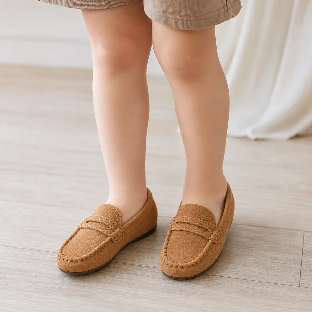 Mocassin En Daim Camel Pour Enfant - porté