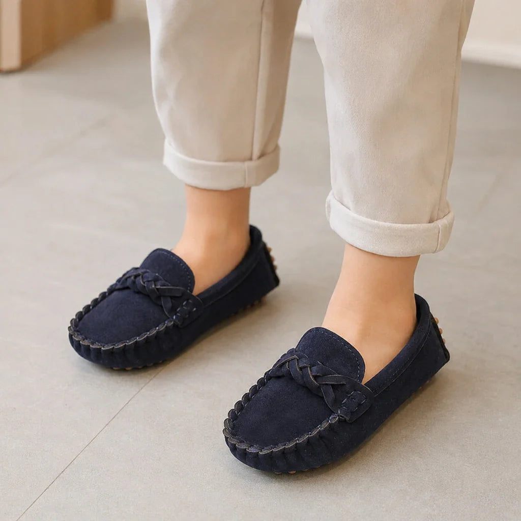Mocassin En Daim Noir Pour Enfant - porté