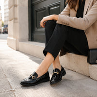 Mocassin Femme Élégant En Cuir À Boucle Dorée - porté
