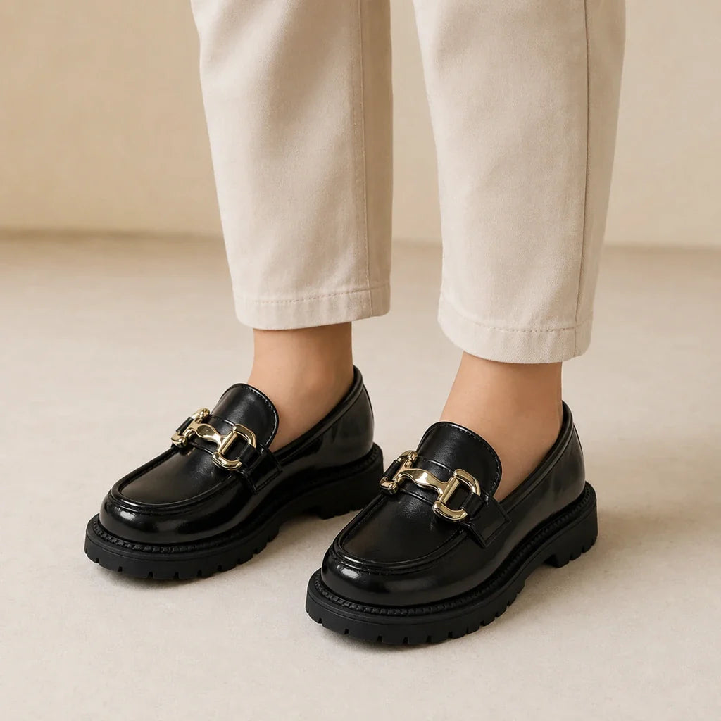 Mocassin Noir À Boucle Dorée - porté