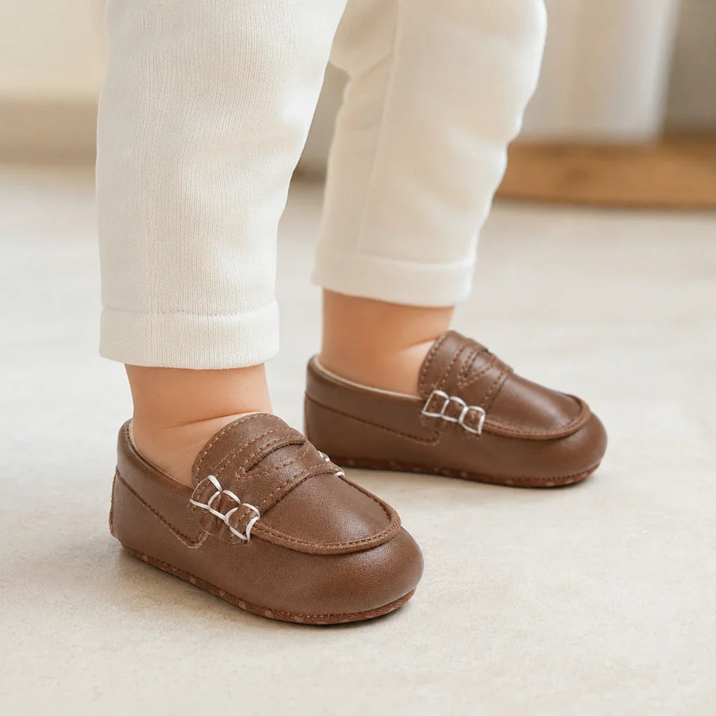 Mocassins Bébé Marron En Simili-Cuir - porté