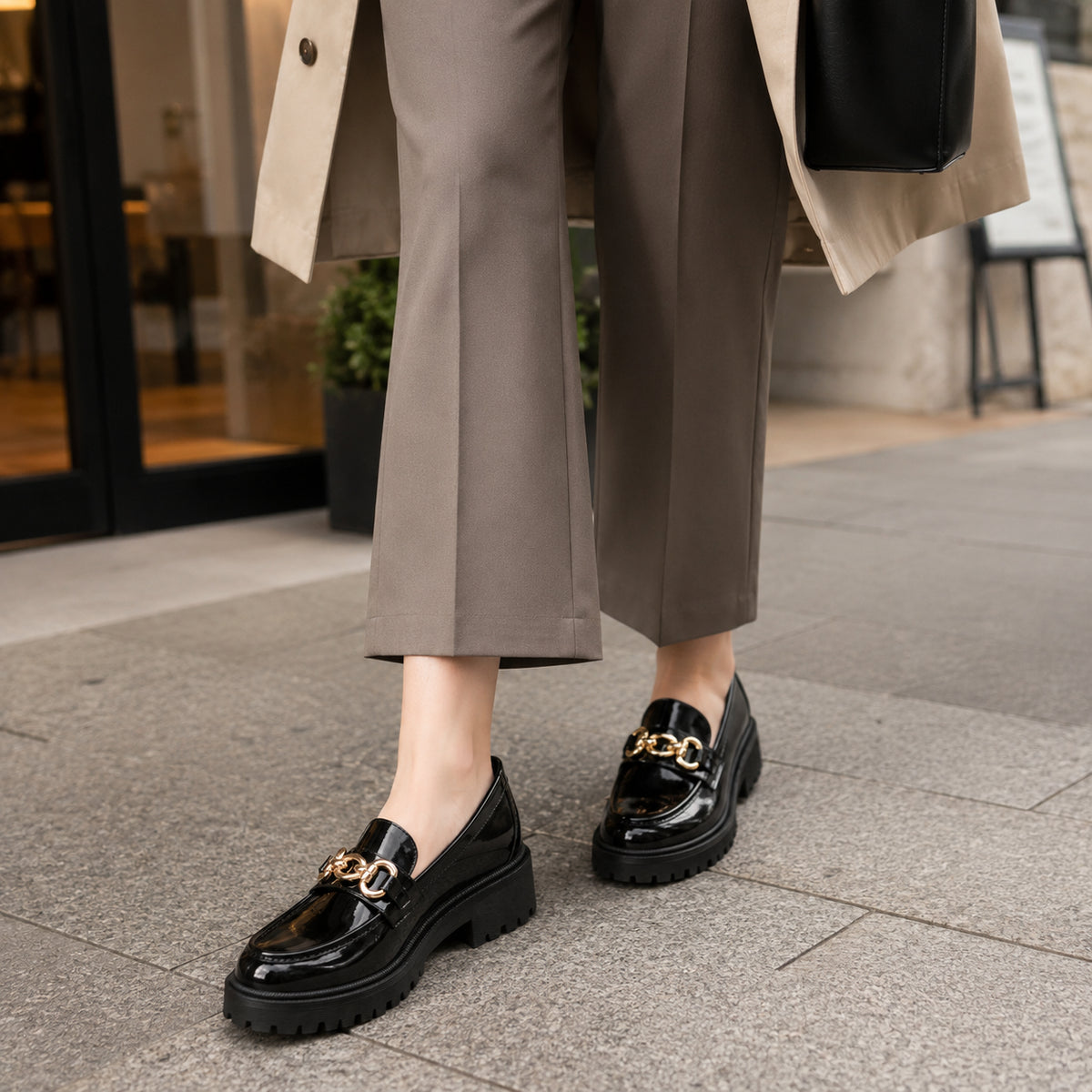 Mocassins Femme En Simili-Cuir À Plateforme Avec Chaîne En Métal - porté