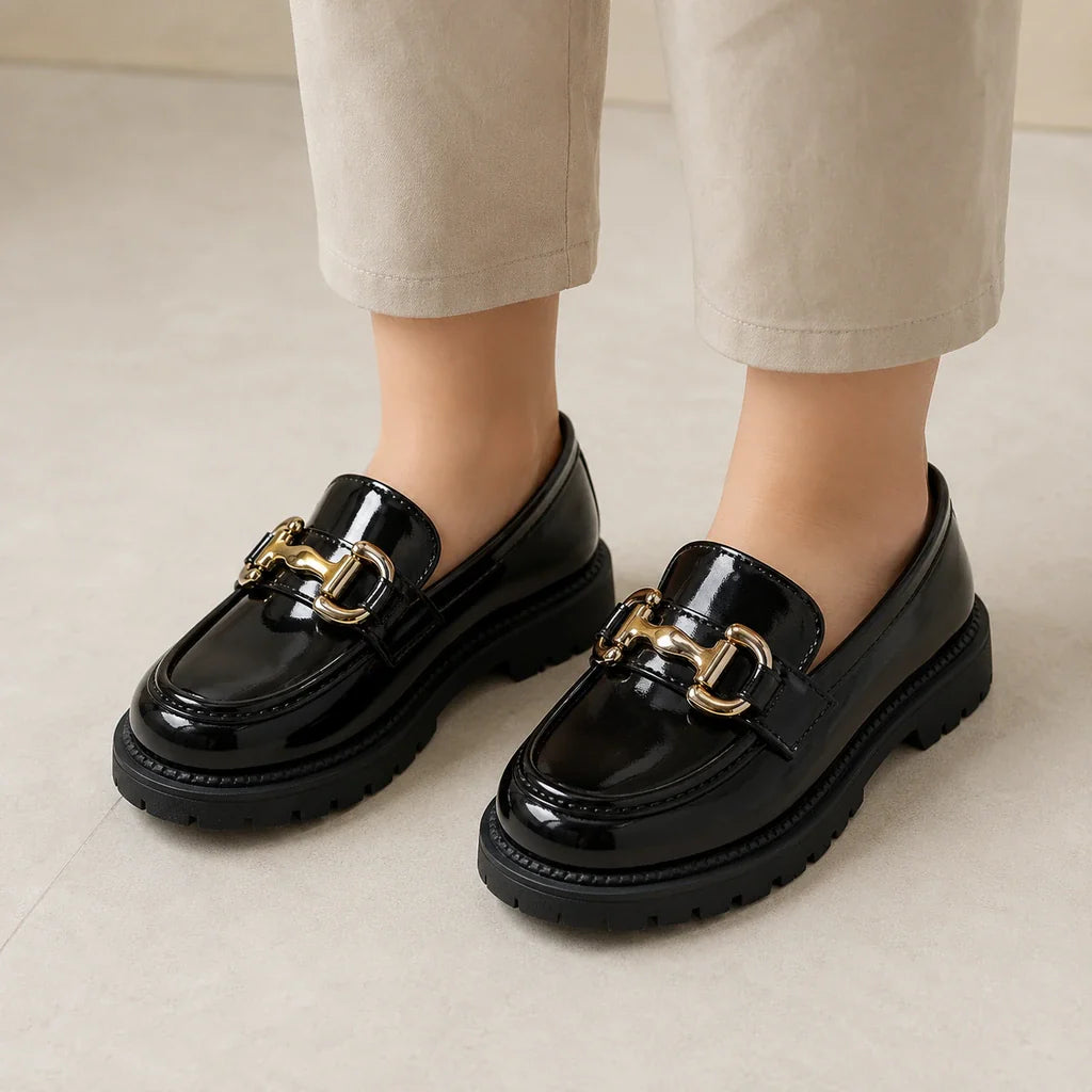 Mocassins Vernis Avec Une Chaîne Brillante Pour Fille - porté