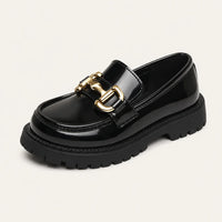 Mocassins Vernis Avec Une Chaîne Brillante Pour Fille - vue 3/4